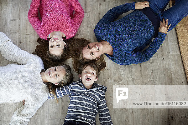 Glückliche Familie auf dem Boden liegend  lachend