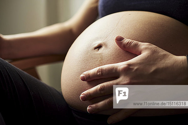 Schwangere Frau  Hand auf dem Babybauch