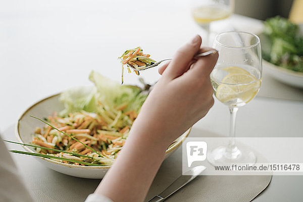 Nahaufnahme einer Frau  die in einem Restaurant einen Salat isst