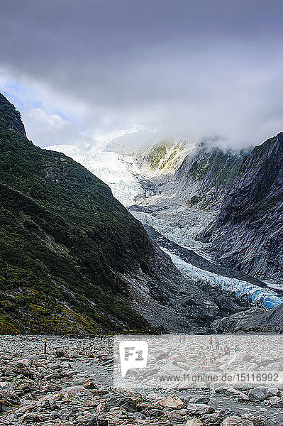 Tourists hiking up to the Franz Josef Glacier  South Island  New Zealand