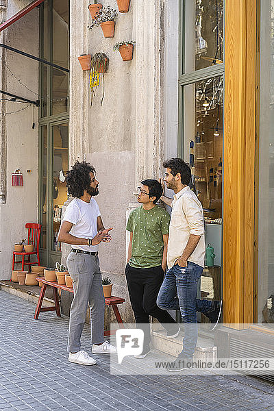 Drei junge Männer im Gespräch in der Stadt