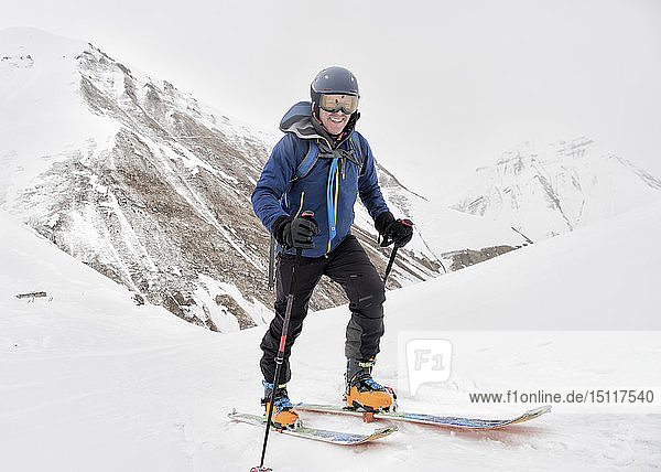 Georgien  Kaukasus  Gudauri  selbstbewusster Mann auf Skitour