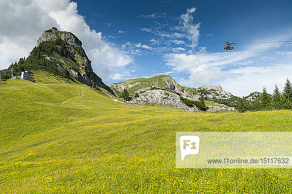 Österreich Tirol Maurach Rofangebirge Seilbahn Airrofan Skyglider über Blumenwiese