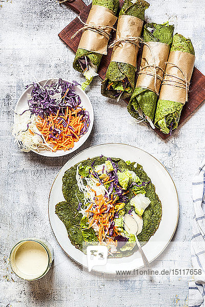 Salatwickel mit Spinat-Tortillas gefüllt mit Kopfsalat  Karotten und Salatdressing