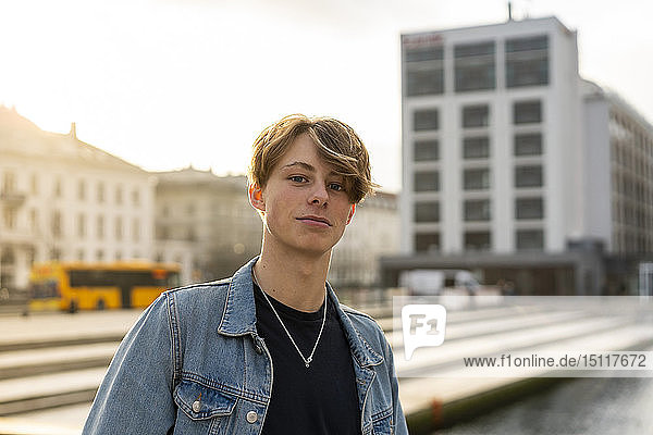 Dänemark  Kopenhagen  Porträt eines selbstbewussten jungen Mannes in der Stadt