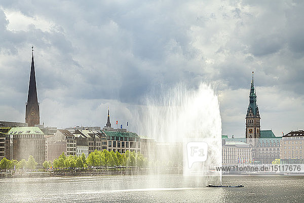 View to city hall with Inner Alster and Alster fountain in the foreground  Hamburg  Germany