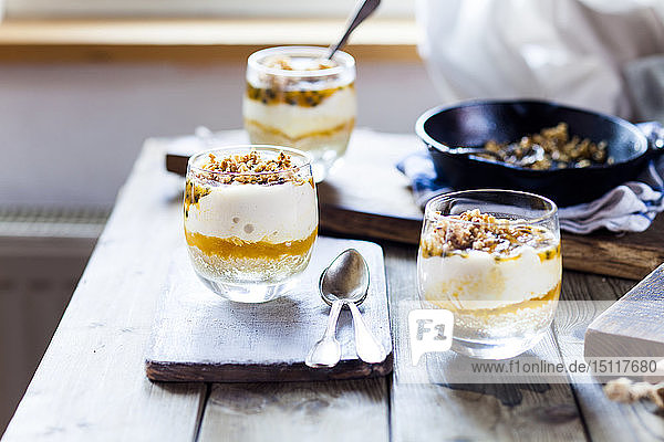 Ungebackener Käsekuchen im Glas mit Passionsfrucht und Nusskrokant