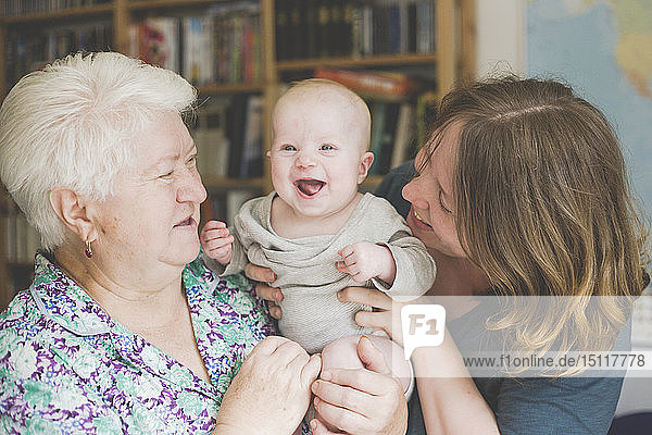 Glückliche Großmutter und Mutter mit einem Mädchen