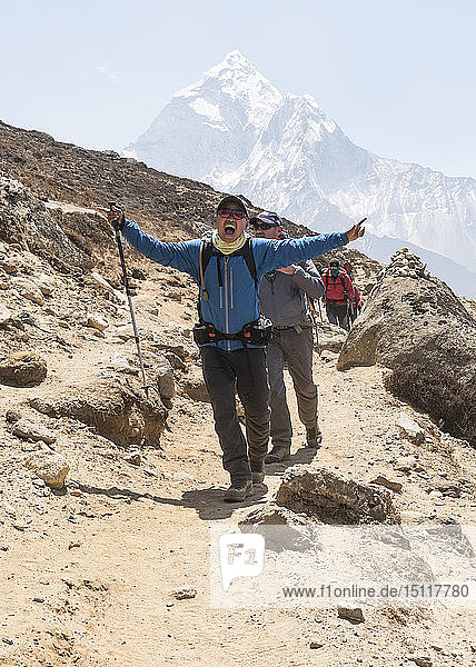 Nepal  Solo Khumbu  Everest  Gruppe von Bergsteigern beim Wandern in Dingboche