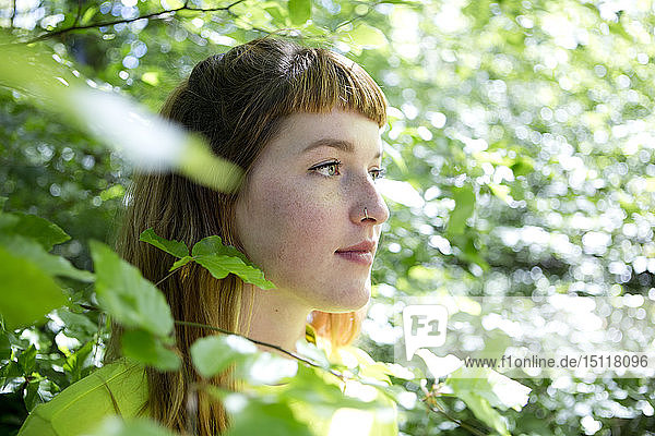 Porträt einer jungen Frau im Wald