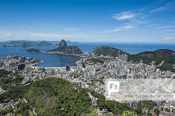 Ausblick von der Christus-Erlöser-Statue über Rio de Janeiro mit dem Zuckerhutberg  Brasilien