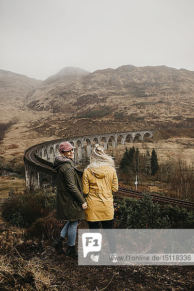 Großbritannien  Schottland  Highland  Glenfinnan-Viadukt  Freundinnen schauen auf die Aussicht
