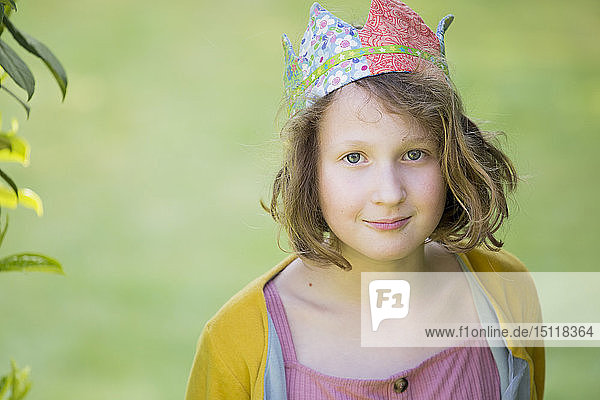 Ein lächelndes Mädchen in einer handgefertigten Krone