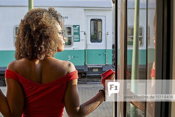 Frau schaut aus der Zugtür
