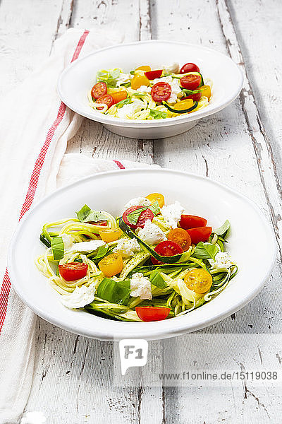 Zoodles-Salat mit Tomaten  Büffelmozzarella und Basilikum