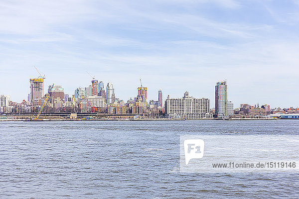 Skyline am Wasser von der Upper New York Bay aus gesehen  Manhattan  New York City  USA