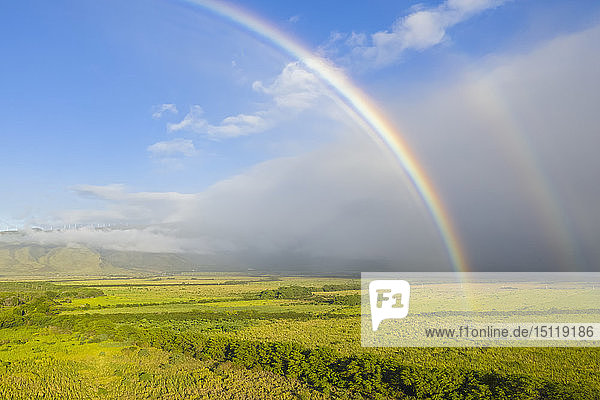Luftaufnahme über den West Maui Mountains mit einem Regenbogen  Maui Veterans Highway  Maui  Hawaii  USA