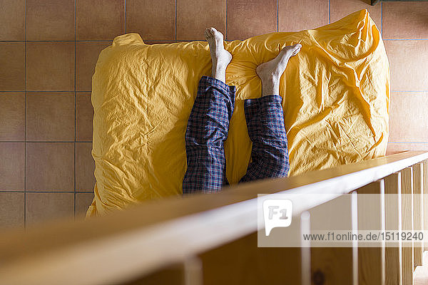 Mann auf Bett liegend Holzleiter