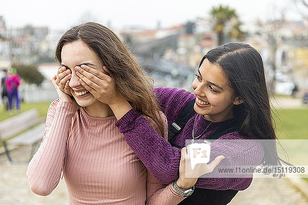 Zwei junge Frauen amüsieren sich in der Stadt  Porto  Portugal