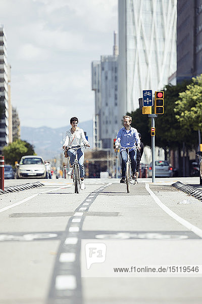 Paar mit Fahrrädern in Barcelona
