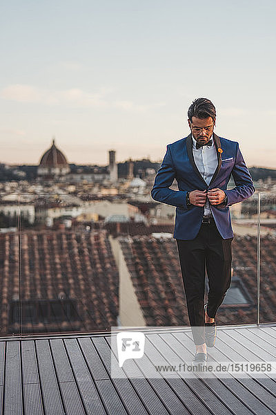 Italien  Florenz  stilvoller Mann auf der Dachterrasse bei Sonnenuntergang