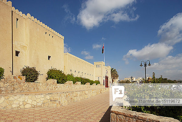 City wall and entrance to souk  Nizwa  Oman