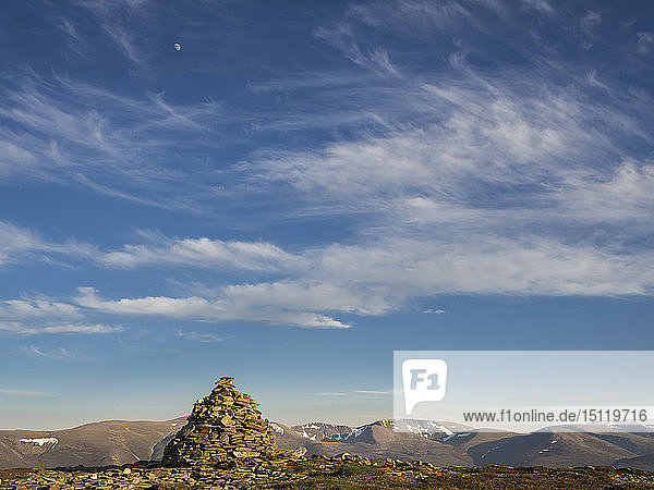 Grossbritannien  Schottland  Cairngorms  Glenmore  Gipfelmarkierung vor Berglandschaft