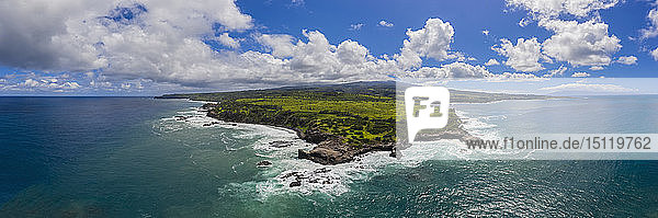 Luftaufnahme über dem Pazifischen Ozean und den West Maui Mountains  Punalau  Maui  Hawaii  USA