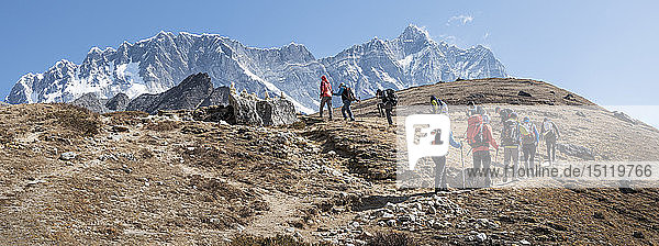 Nepal  Solo Khumbu  Everest  Gruppe von Bergsteigern am Chukkung Ri