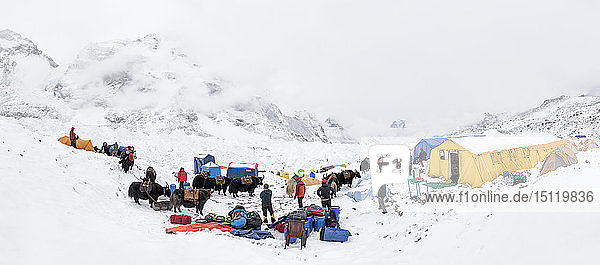 Nepal  Solo Khumbu  Bergsteiger im Everest Basislager