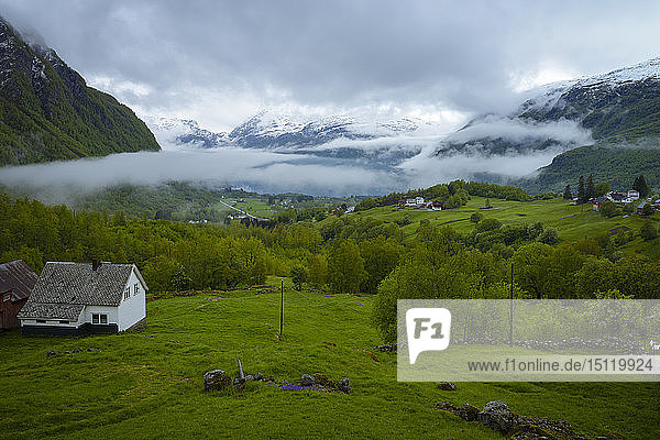 Landschaft mit Häusern in Norwegen