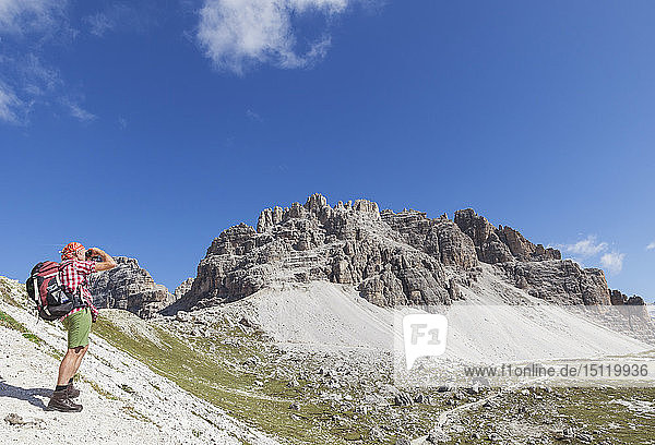 Wanderer auf Wanderweg  Tre Cime di Lavaredo Aera  Naturpark Tre Cime  Unesco-Weltnaturerbe  Sextener Dolomiten  Italien