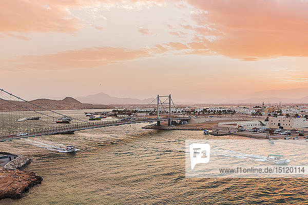 Al Ayjah-Brücke und Hafen bei Sonnenuntergang  Sur  Oman
