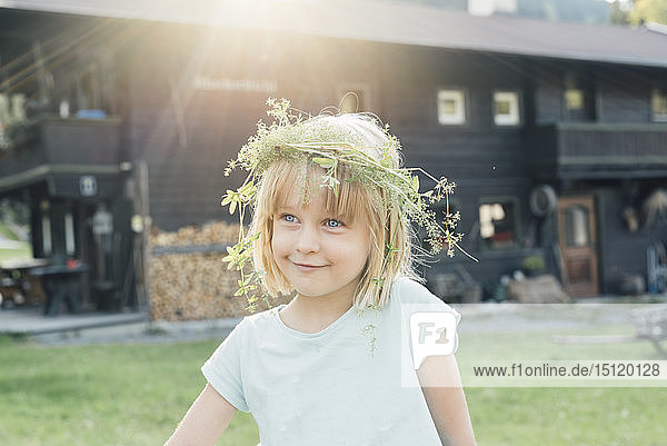 Kleines Mädchen mit Blumen im Haar  Jochberg  Österreich