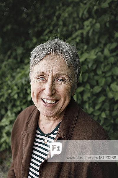 Porträt einer glücklichen älteren Frau mit kurzen Haaren