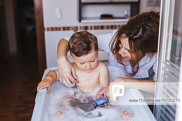 Mutter badet ihren kleinen Sohn