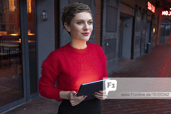 Porträt einer selbstbewussten Geschäftsfrau mit digitalem Tablet im Freien