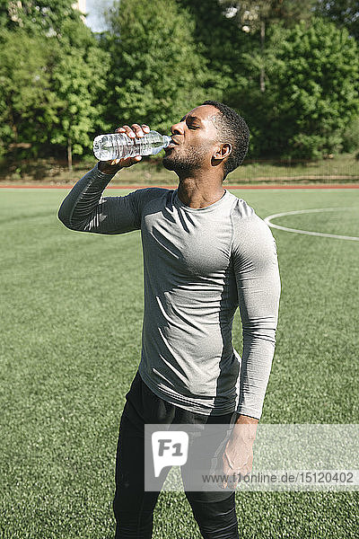 Sportler Trinkwasser