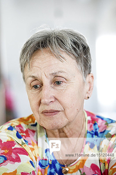 Porträt einer seriösen älteren Frau
