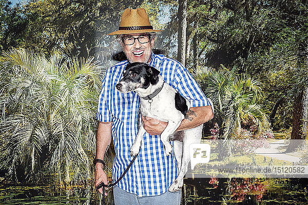 Älterer Mann mit einem Hut und einem Hund  steht vor Fototapete