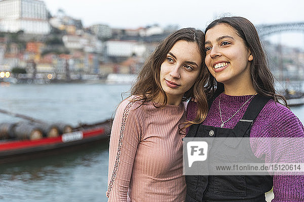 Porträt von zwei jungen Frauen Kopf an Kopf mit Blick aus der Ferne  Porto  Portugal