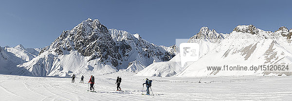 Georgien  Kaukasus  Gudauri  Menschen auf einer Skitour
