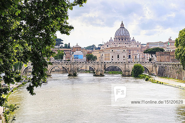 Tiber  Ponte Sant'Angelo  Petersdom  Rom  Italien