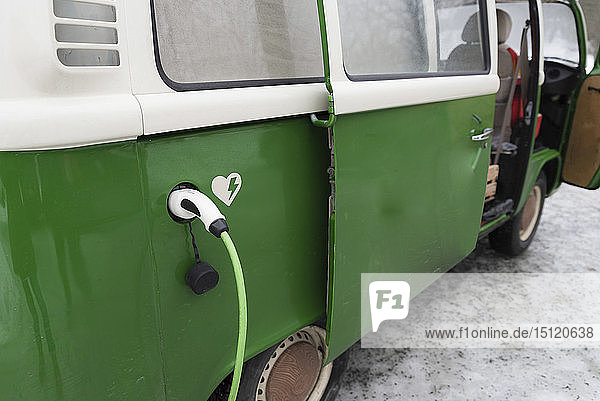 Elektro-Van wird in Winterlandschaft aufgeladen  Kuopio  Finnland