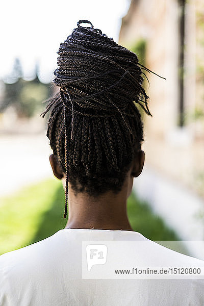 Rückansicht einer Frau mit Afro-Frisur