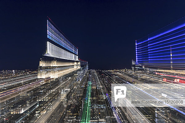Skyline bei Nacht mit Zoom-Effekt  Manhattan  New York City  USA