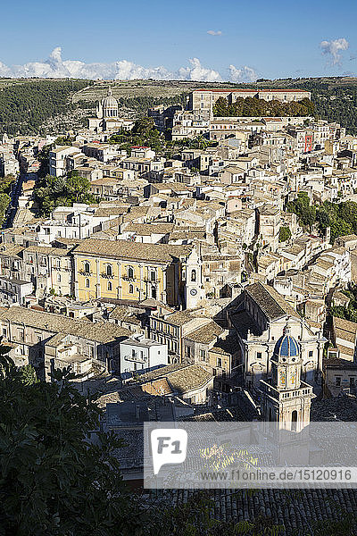 Blick von Ragusa Superiore auf Ragusa Ibla  Ragusa  Sizilien  Italien