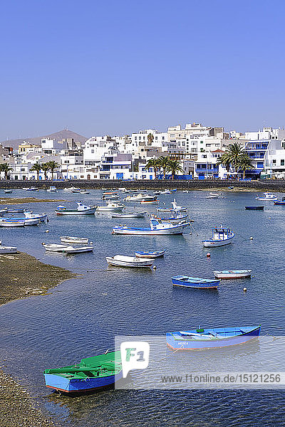 Spanien Kanarische Inseln Lanzarote Lanzarote Arrecife Lagune Charco de San Gines Fischerboote