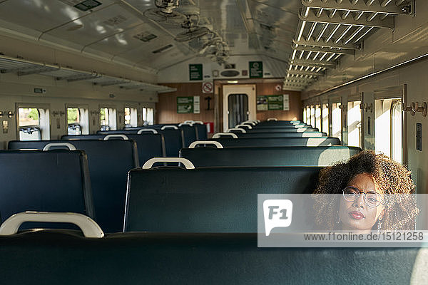 Porträt einer jungen Frau in einem Zug