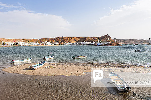 Fischerboote in der Bucht von Sur  Sur  Oman